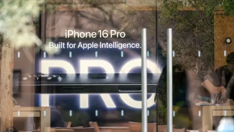 Poster promo iPhone 16 Pro dengan dukungan Apple Intelligence di toko resmi Apple.