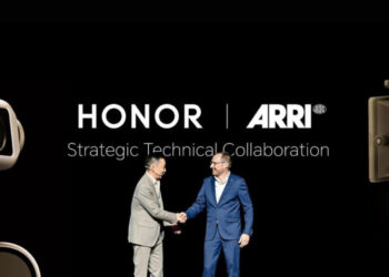 Perwakilan Honor dan ARRI bersalaman di atas panggung dengan latar belakang tulisan Strategic Technical Collaboration.