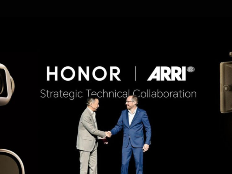 Perwakilan Honor dan ARRI bersalaman di atas panggung dengan latar belakang tulisan Strategic Technical Collaboration.