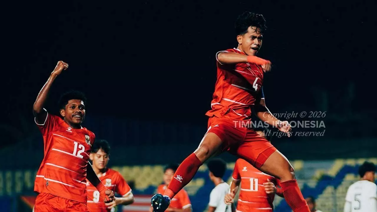 Pemain Timnas Indonesia U-17 melakukan selebrasi lompat setelah mencetak gol ke gawang Malaysia U-17 di AFF U-17 2026.