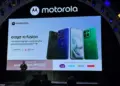 Layar presentasi peluncuran smartphone Motorola Edge 70 Fusion yang menampilkan harga Rp 5.999.000 dan spesifikasi kamera Sony Lytia 710.