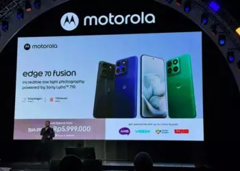 Layar presentasi peluncuran smartphone Motorola Edge 70 Fusion yang menampilkan harga Rp 5.999.000 dan spesifikasi kamera Sony Lytia 710.