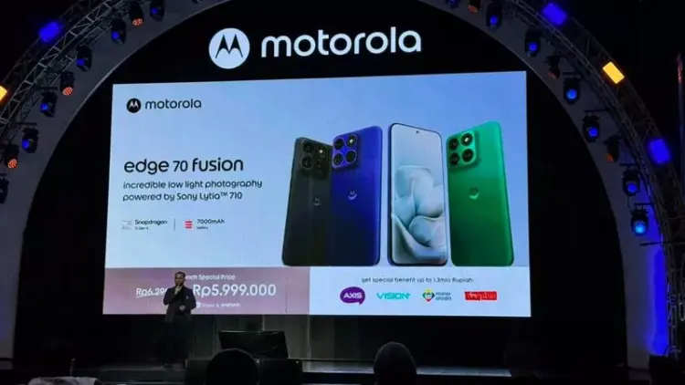 Layar presentasi peluncuran smartphone Motorola Edge 70 Fusion yang menampilkan harga Rp 5.999.000 dan spesifikasi kamera Sony Lytia 710.