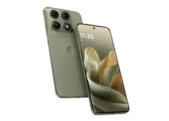 Smartphone Motorola Edge 70 Pro warna hijau tampil elegan dari sisi depan dan belakang.