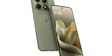 Smartphone Motorola Edge 70 Pro warna hijau tampil elegan dari sisi depan dan belakang.