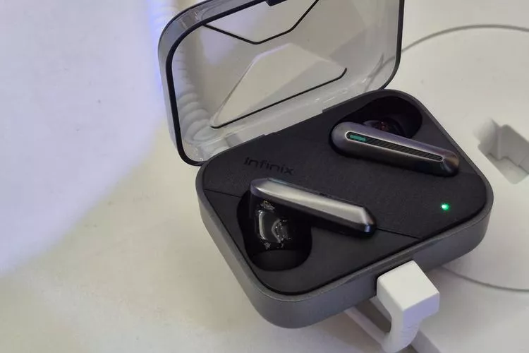 TWS earphone Infinix GTBUDS 5 dengan desain charging case yang elegan dan modern.
