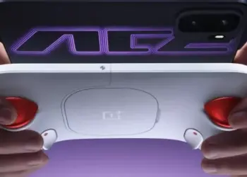 Seseorang menggunakan kontroler gaming putih unik yang terpasang pada smartphone OnePlus Ace 6 Ultra.
