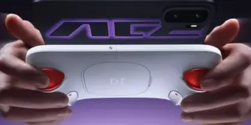 Seseorang menggunakan kontroler gaming putih unik yang terpasang pada smartphone OnePlus Ace 6 Ultra.