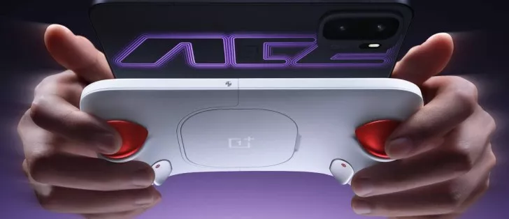 Seseorang menggunakan kontroler gaming putih unik yang terpasang pada smartphone OnePlus Ace 6 Ultra.