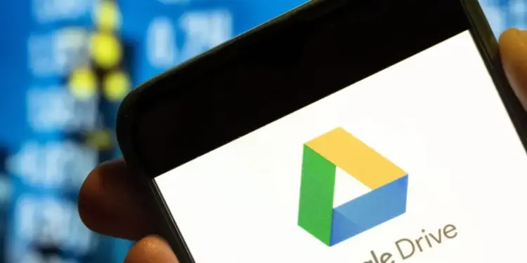 Seseorang mengecek aplikasi Google Drive di smartphone untuk memantau kapasitas penyimpanan data.
