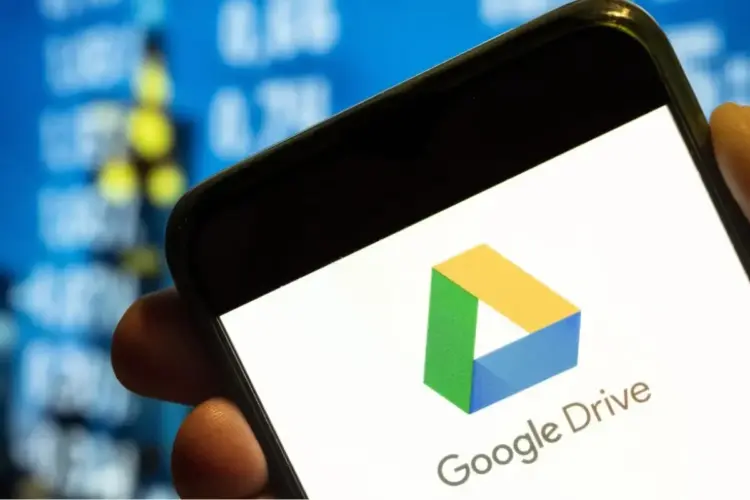 Seseorang mengecek aplikasi Google Drive di smartphone untuk memantau kapasitas penyimpanan data.