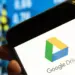Seseorang mengecek aplikasi Google Drive di smartphone untuk memantau kapasitas penyimpanan data.