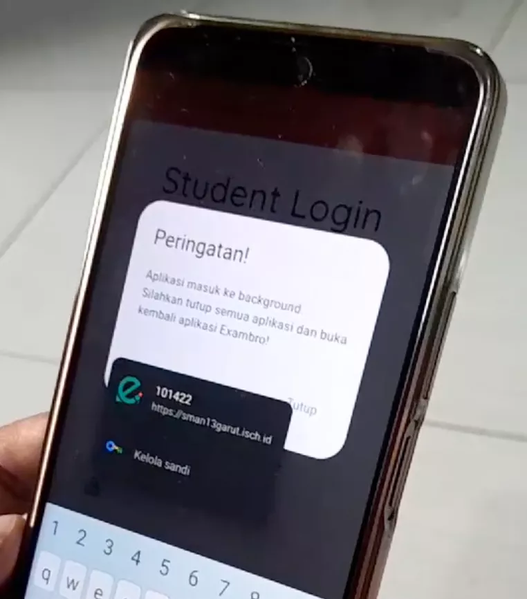 Notifikasi peringatan aplikasi masuk ke background pada ExamBrowser di Android.