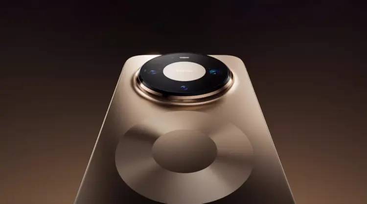 Close-up modul kamera belakang HUAWEI Mate 80 Pro berwarna emas dengan teknologi lensa XMAGE yang futuristik.