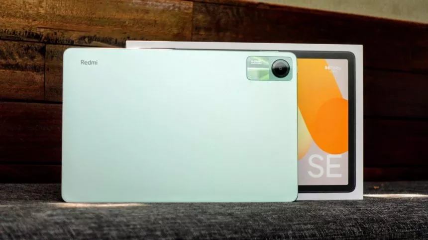 Tampilan bodi belakang Xiaomi Redmi Pad 2 SE berwarna hijau mint disandingkan dengan kotak kemasan resmi.