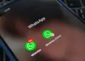 Ikon aplikasi WhatsApp utama dan WhatsApp Clone berdampingan di layar smartphone untuk penggunaan 2 akun.