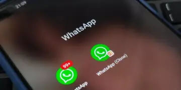 Ikon aplikasi WhatsApp utama dan WhatsApp Clone berdampingan di layar smartphone untuk penggunaan 2 akun.