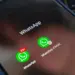 Ikon aplikasi WhatsApp utama dan WhatsApp Clone berdampingan di layar smartphone untuk penggunaan 2 akun.