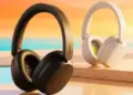 Redmi Headphone Neo hadir dengan desain over-ear elegan dalam dua varian warna, hitam dan putih, yang dipotret di area tepi kolam renang.