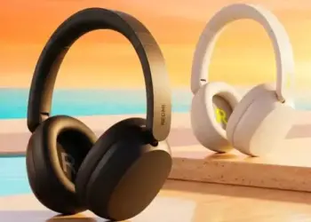 Redmi Headphone Neo hadir dengan desain over-ear elegan dalam dua varian warna, hitam dan putih, yang dipotret di area tepi kolam renang.