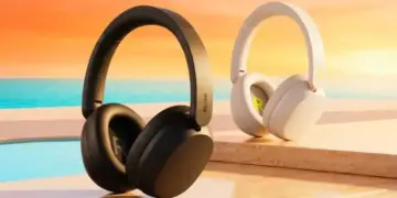 Redmi Headphone Neo hadir dengan desain over-ear elegan dalam dua varian warna, hitam dan putih, yang dipotret di area tepi kolam renang.