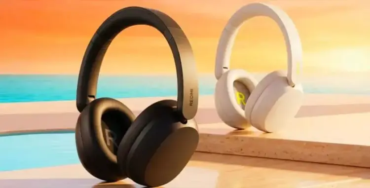 Redmi Headphone Neo hadir dengan desain over-ear elegan dalam dua varian warna, hitam dan putih, yang dipotret di area tepi kolam renang.