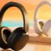 Redmi Headphone Neo hadir dengan desain over-ear elegan dalam dua varian warna, hitam dan putih, yang dipotret di area tepi kolam renang.