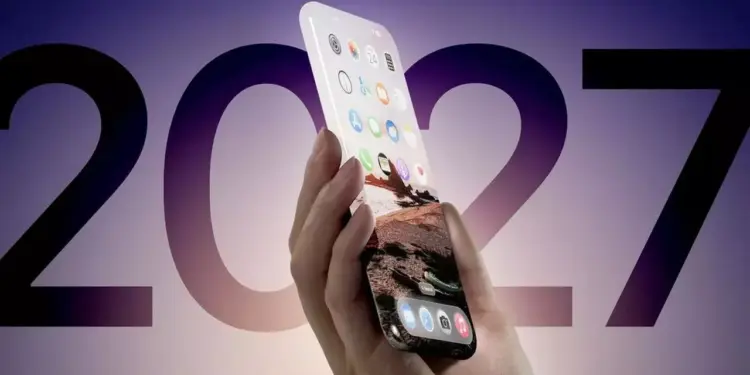 Seseorang memegang konsep iPhone 20 dengan layar penuh yang revolusioner.