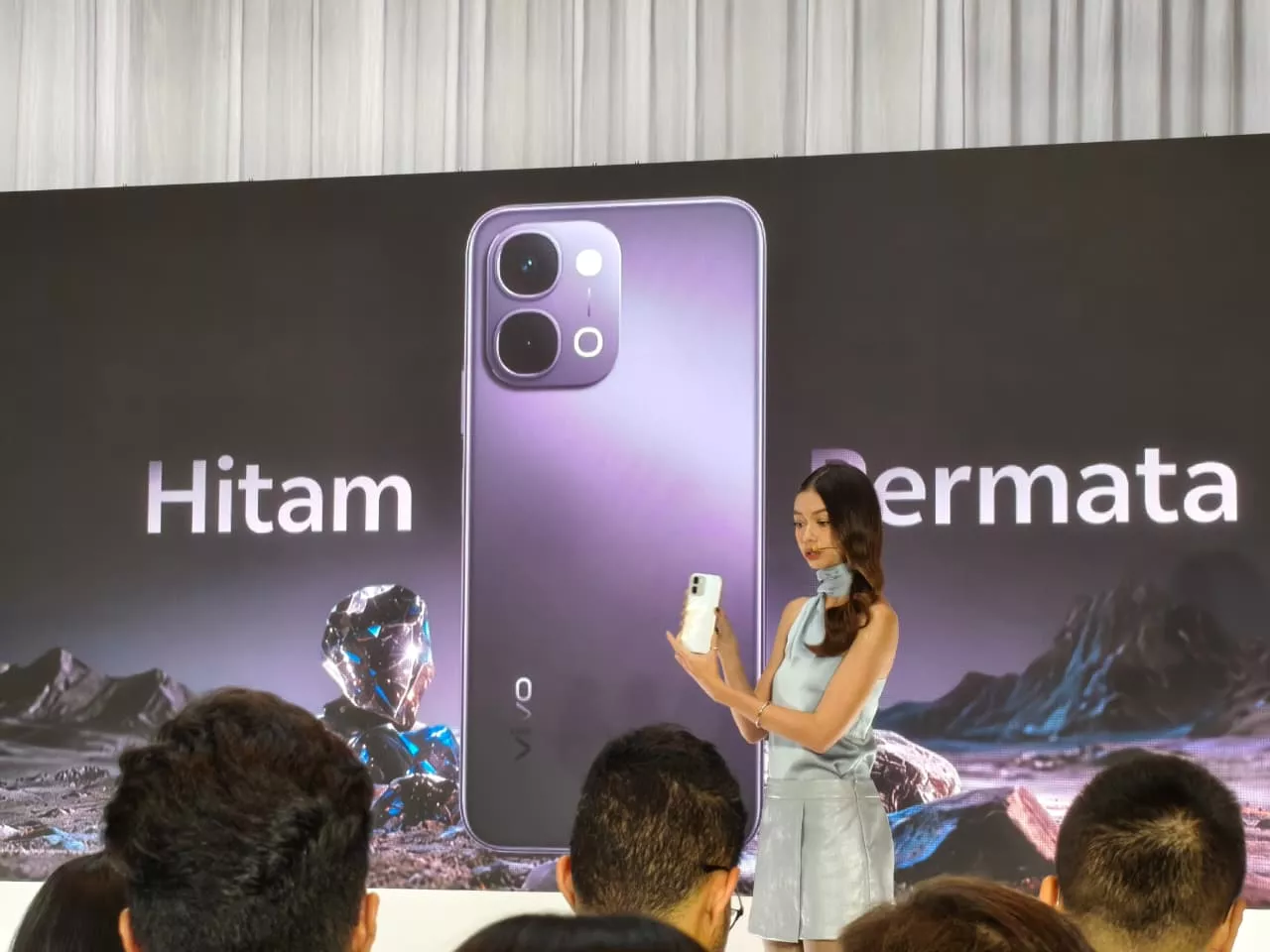 Model menunjukkan vivo Y31d Pro varian warna Hitam Permata dengan desain modul kamera elegan.