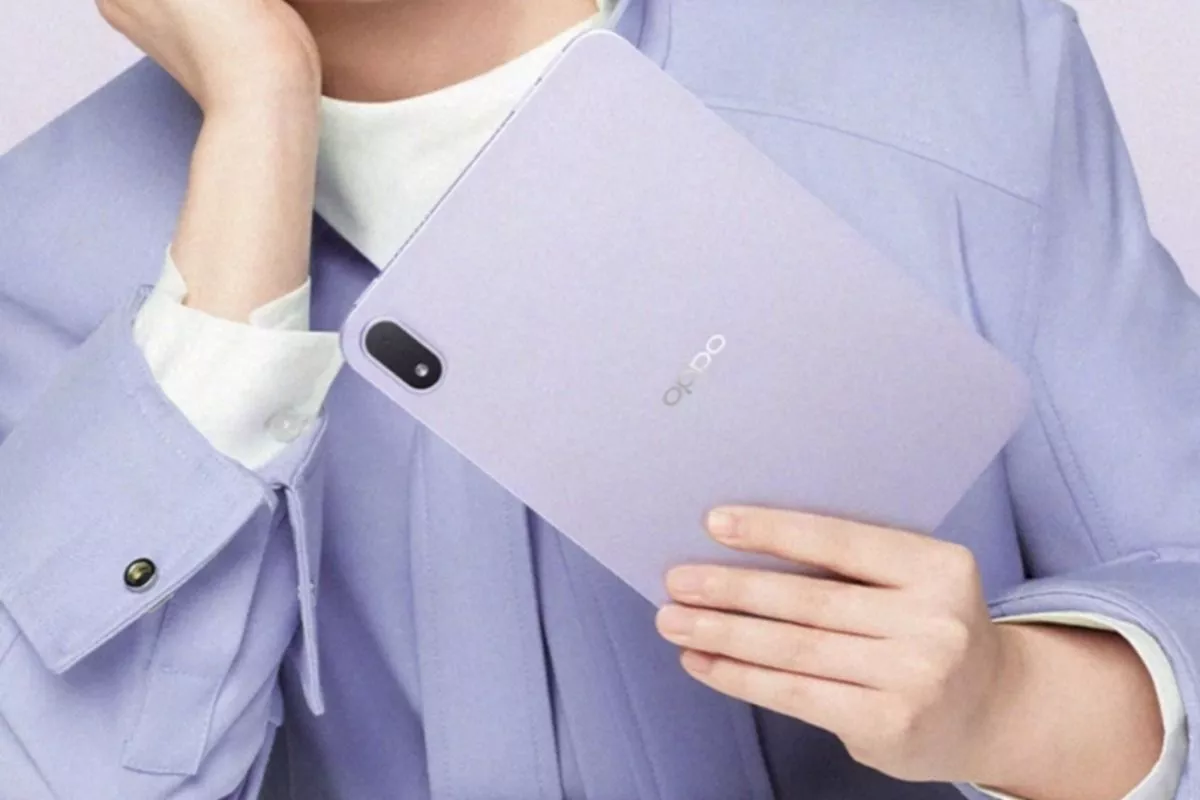 Seseorang memegang OPPO Pad Mini warna ungu yang memiliki desain portabel dan ringan untuk penggunaan sehari-hari.