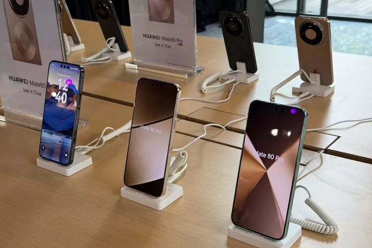 Jajaran HUAWEI Mate 80 Pro di meja display Huawei Store Indonesia, menampilkan layar depan dengan punch-hole unik dan wallpaper estetik.