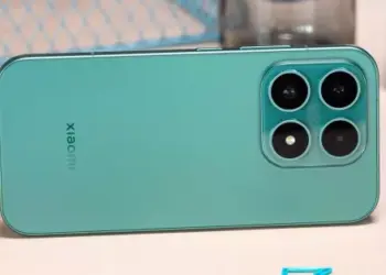 Detail modul kamera belakang Xiaomi 17 berwarna hijau dengan branding Leica yang jelas.