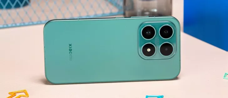 Detail modul kamera belakang Xiaomi 17 berwarna hijau dengan branding Leica yang jelas.