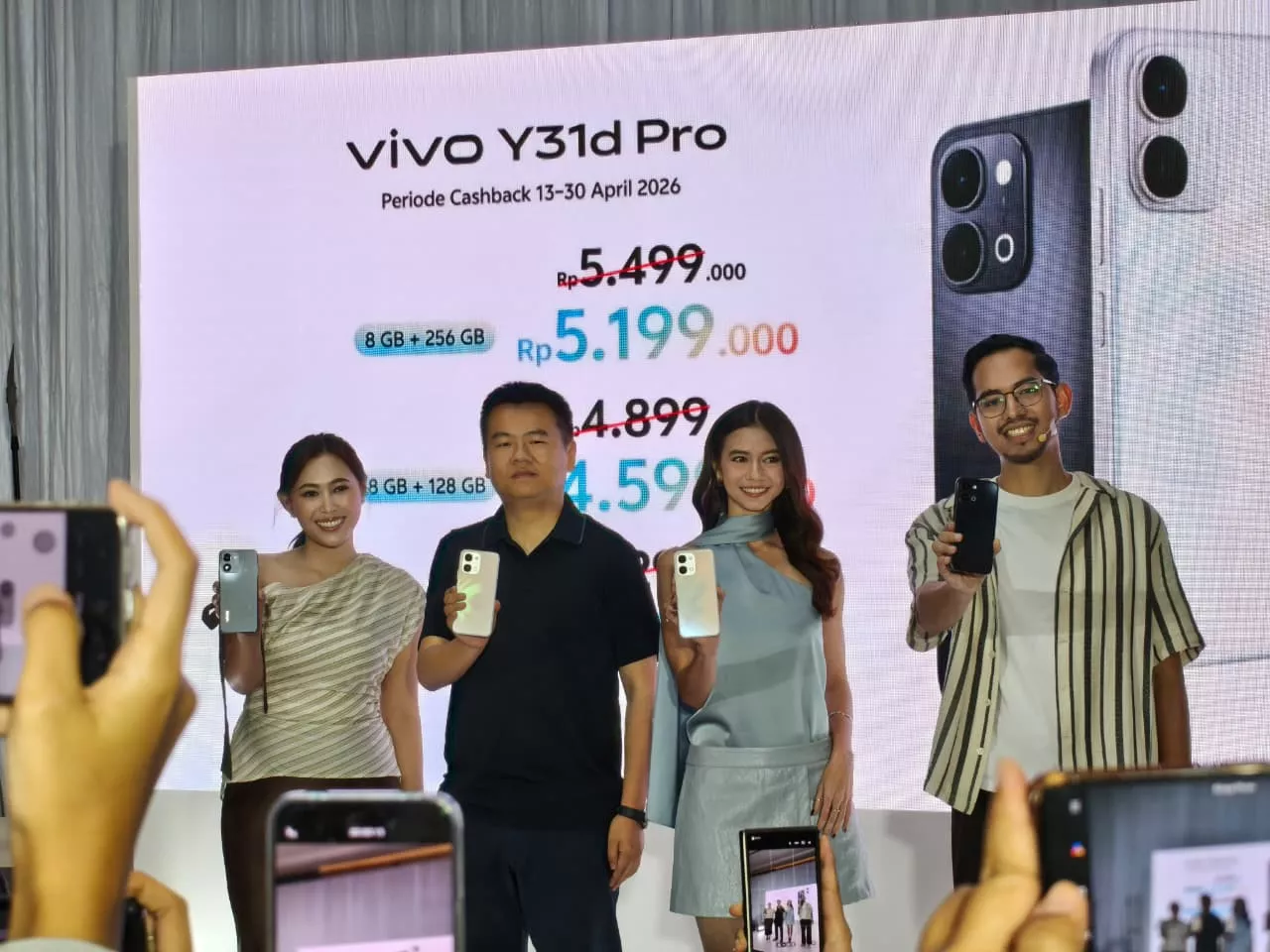 Sesi pamer perangkat vivo Y31d Pro oleh jajaran manajemen vivo Indonesia saat acara peluncuran.