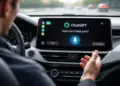 Seorang pengemudi menggunakan ChatGPT Voice Mode melalui layar dashboard Apple CarPlay.