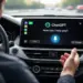 Seorang pengemudi menggunakan ChatGPT Voice Mode melalui layar dashboard Apple CarPlay.