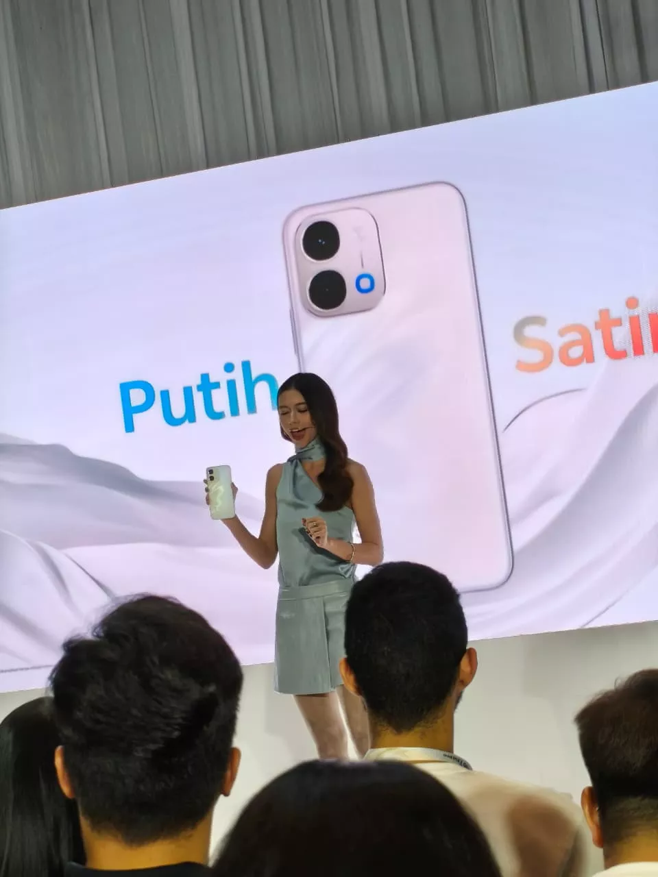 Tampilan vivo Y31d Pro varian warna Putih Satin yang bersih dan minimalis.