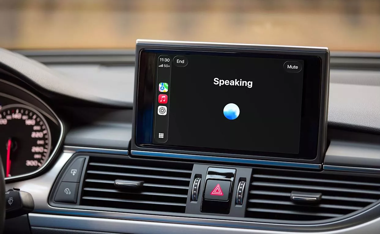 Layar Apple CarPlay menampilkan antarmuka ChatGPT Voice Mode dengan status "Speaking" (Berbicara).