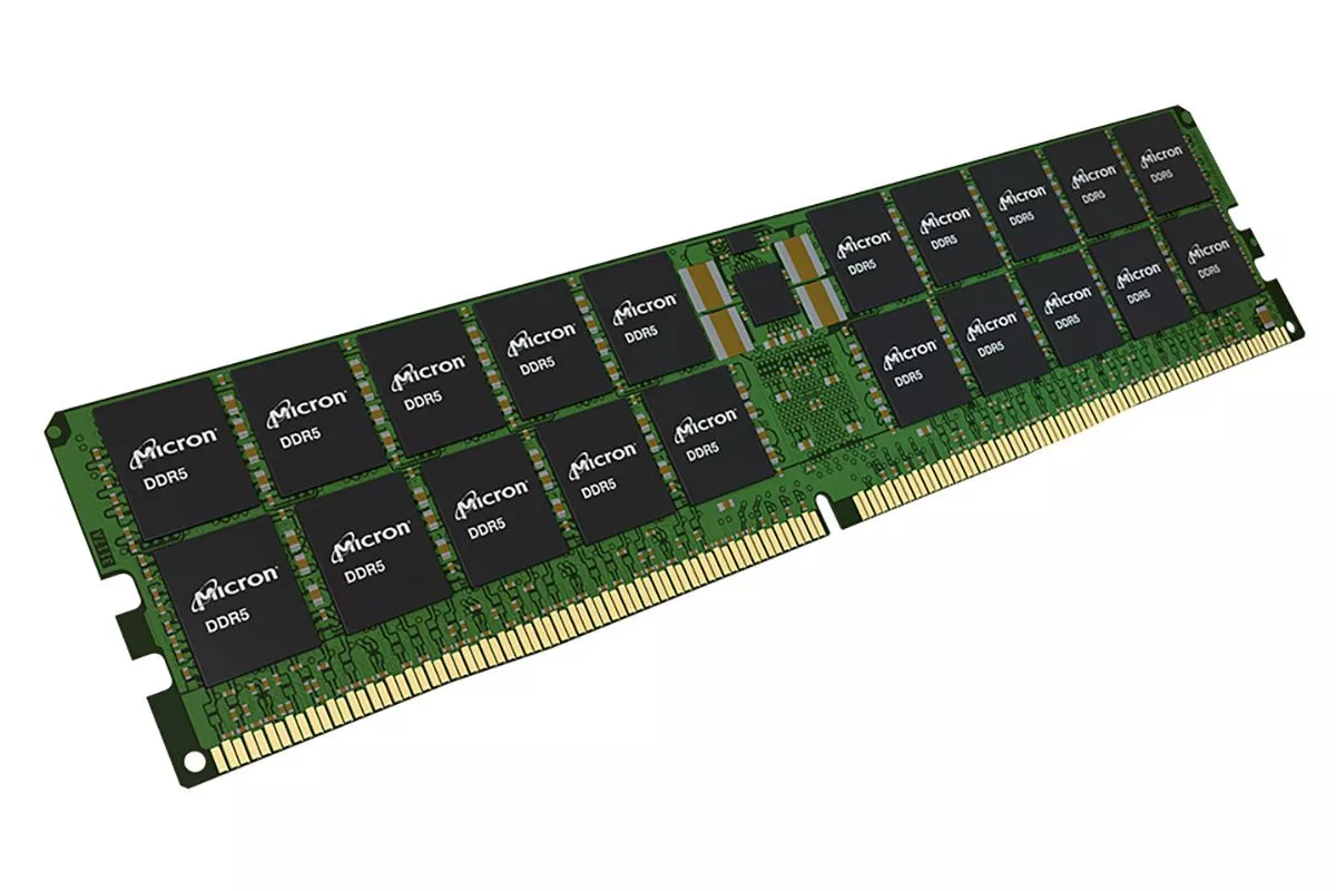 Satu keping RAM DDR5 tanpa heatsink memperlihatkan chip memori buatan Micron.