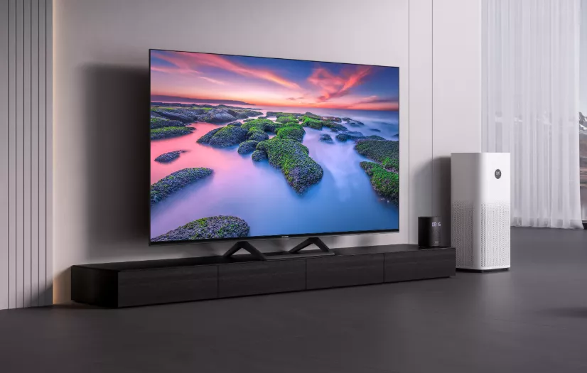 Smart TV murah 2026 dengan kualitas layar tajam menampilkan pemandangan alam di ruang keluarga.