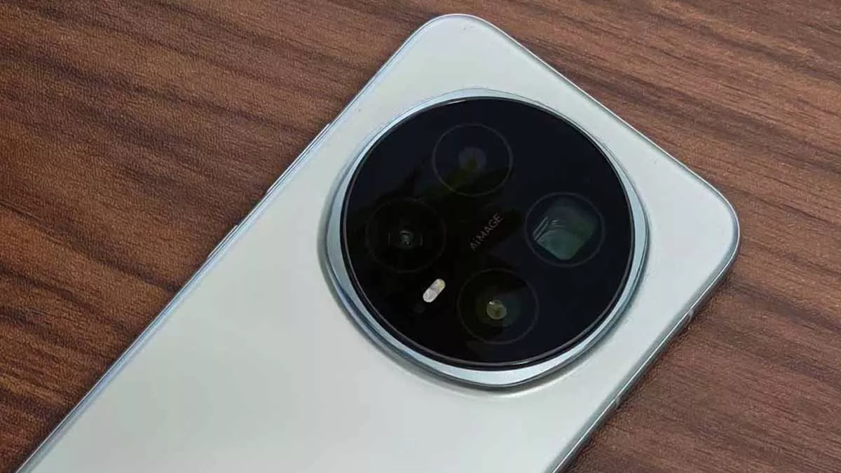 Tampilan dekat modul kamera belakang Honor Magic 9 yang berbentuk bulat besar dengan tiga lensa utama.