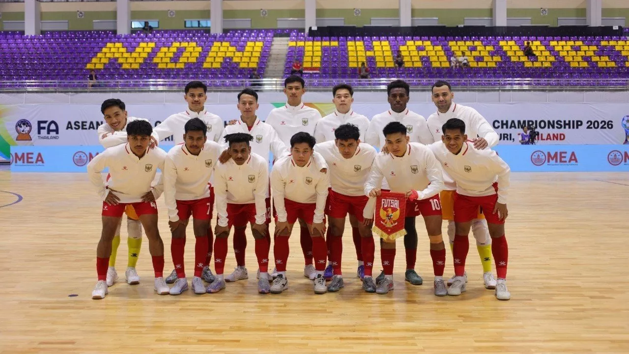 Foto skuad Timnas Futsal Indonesia berpose bersama sebelum pertandingan Semifinal AFF Futsal 2026 di Thailand.