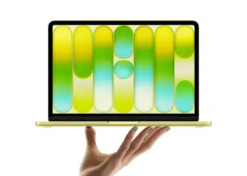 Satu tangan memegang MacBook Neo untuk menunjukkan betapa ringan dan tipisnya perangkat ini.