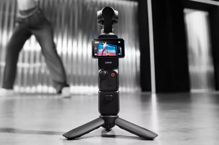 DJI Osmo Pocket 4 dipasang pada tripod mini untuk vlogging dengan fitur ActiveTrack 7.0.