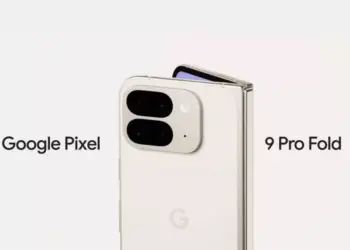 Tampak belakang Google Pixel 9 Pro Fold warna Porcelain (putih) dengan modul kamera kotak yang elegan dan teks promosi resmi.