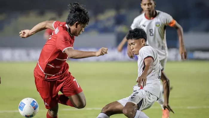 Duel perebutan bola antara pemain sayap Indonesia U-17 dengan bek Timor leste U-17 dalam laga AFF U-17 2026.
