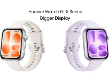 Poster promo Huawei Watch Fit 5 Series bertuliskan "Bigger Display" menampilkan varian warna krem dan ungu pastel yang elegan.