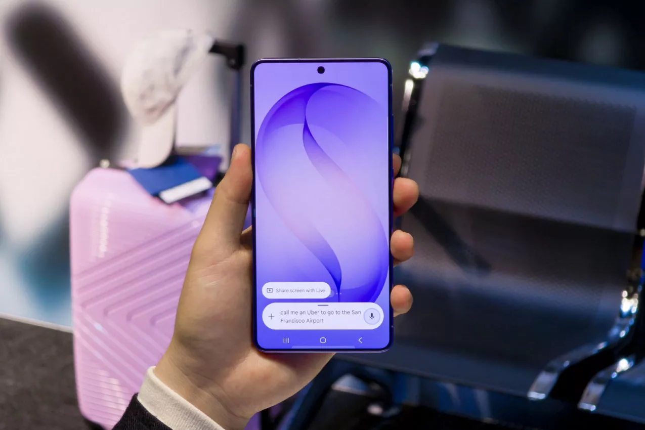Tampilan antarmuka depan Galaxy S26 Ultra dengan fitur asisten pintar untuk memesan transportasi.