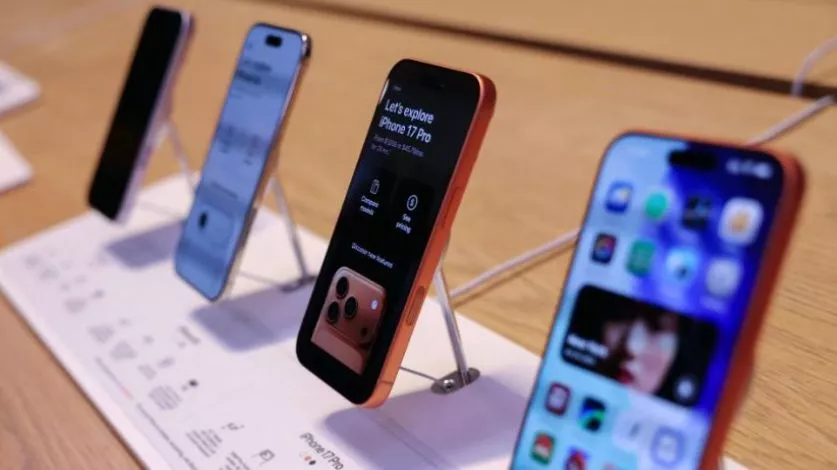 Jajaran unit display iPhone 16 Pro di meja pajang toko elektronik.