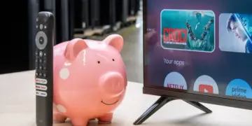 Ilustrasi celengan babi dan remote TV sebagai simbol harga Smart TV murah 2026 yang hemat biaya.